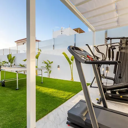 Nicole Wifi, Gym, Heated Pool Holiday home *