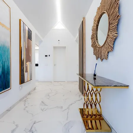 Nicole Wifi, Gym, Heated Pool